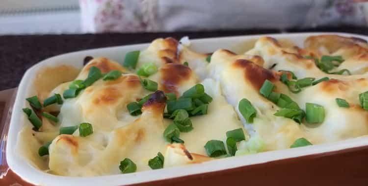 Цветная капуста в духовке с сыром