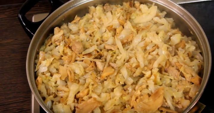 Тушеная капуста с мясом и грибами