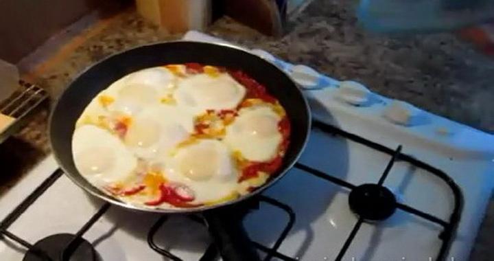 Яичница с беконом и овощами