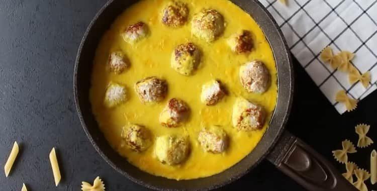 Куриное филе в сыре фета на сковороде без масла