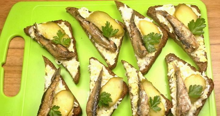 Бутерброды со шпротами и соленым огурцом