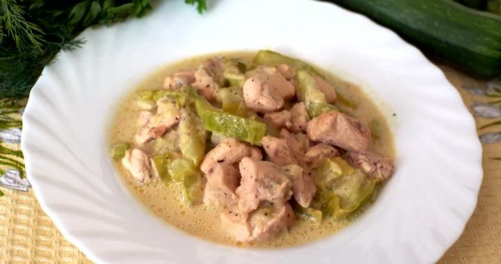 Курица с кабачками в сметане на сковороде