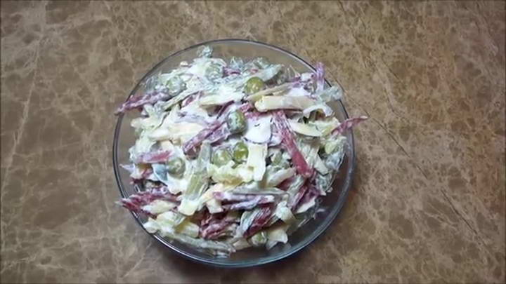 Салат с копченой колбасой
