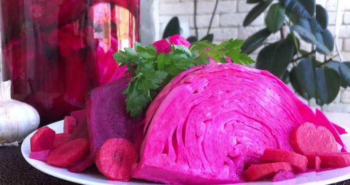 Капуста со свеклой и чесноком