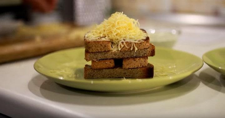Гренки с чесноком, соусом и сыром