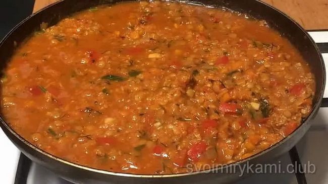 Вегатарианская чечевица с овощами