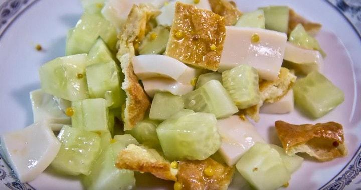 Салат с кальмарами и свежим огурцом