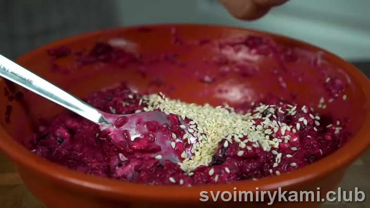 Свекольный салат с чесноком и кунжутом