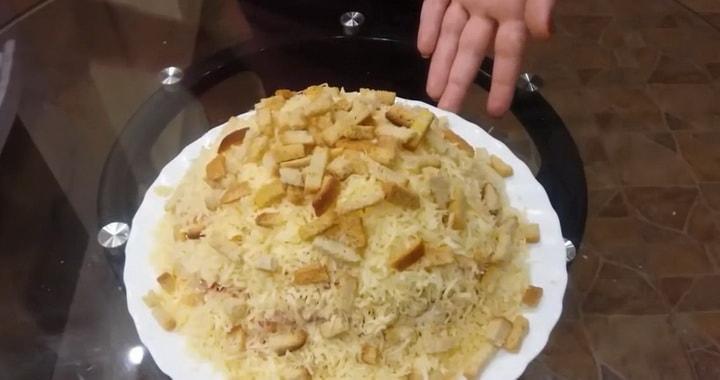 Салат с сухариками и курицей
