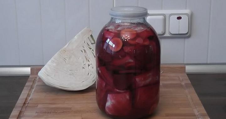 Капуста маринованная со свеклой и чесноком