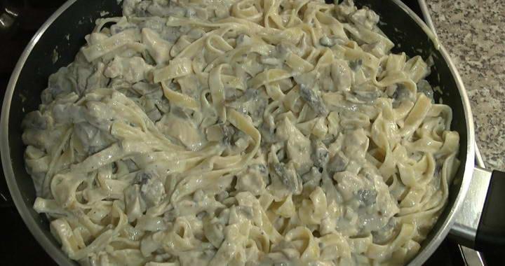 Паста с курицей в сливочном соусе