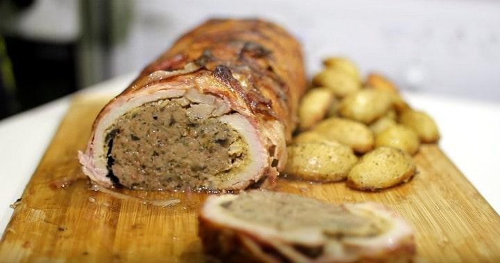 Праздничный рулет из говядины с начинкой