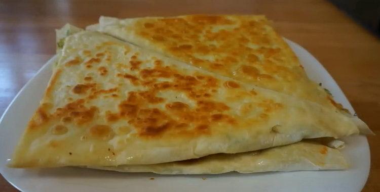 Хрустящие конвертики из лаваша с сыром