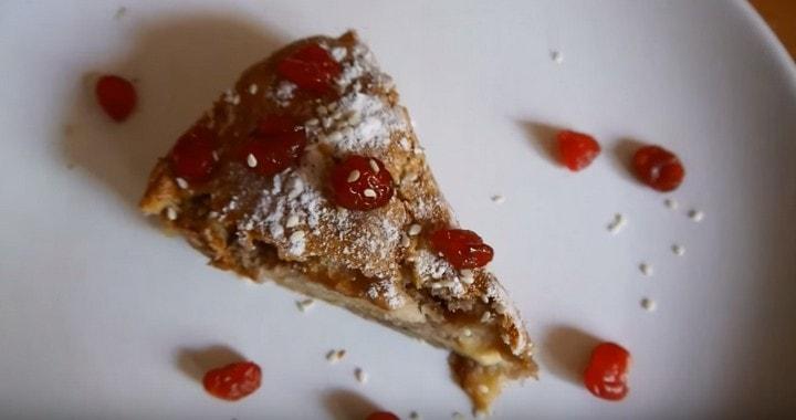 Шарлотка с яблоками, бананами и корицей