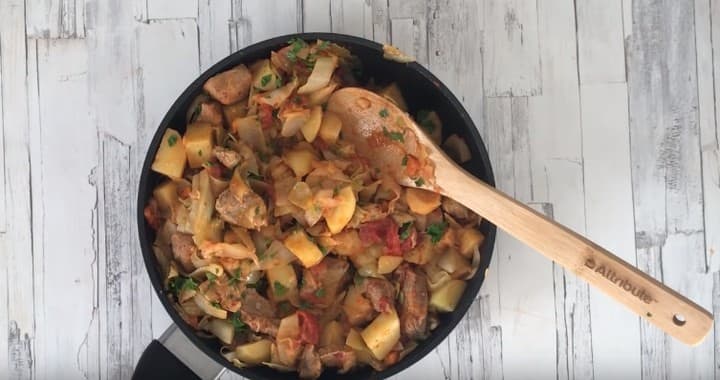 Тушеная капуста с мясом и картошкой