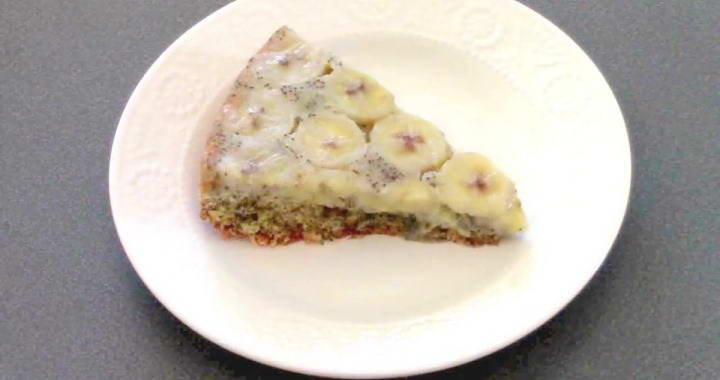 Шарлотка с бананами и маком