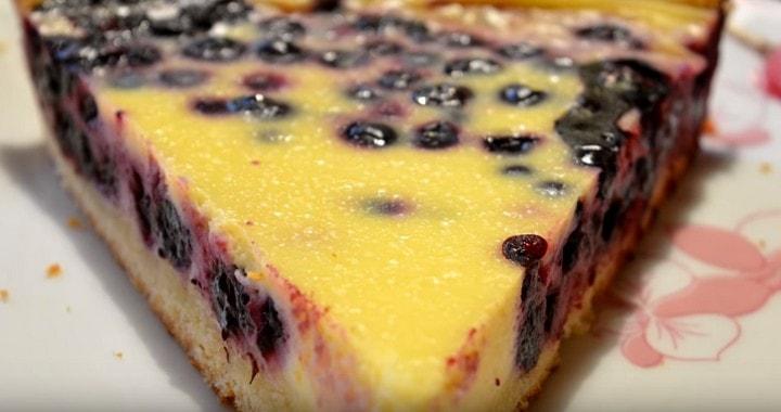 Пирог с черникой и сметанной заливкой