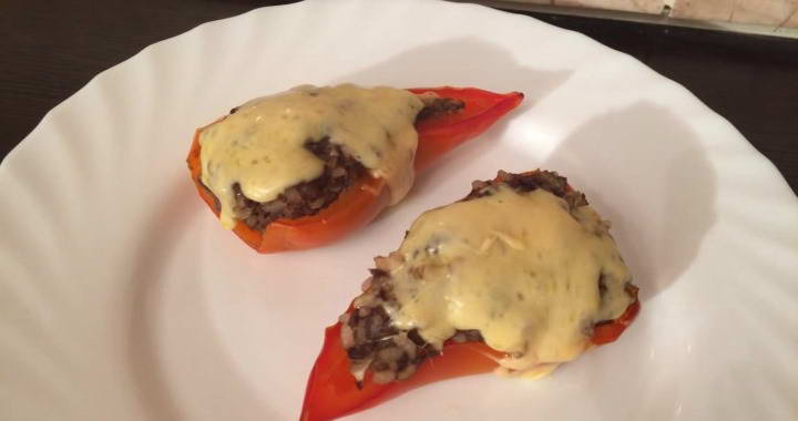 Перец фаршированный мясом и рисом в духовке