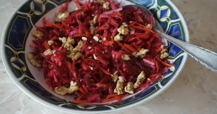 Салат из свежей свеклы