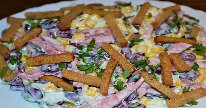 Салат с фасолью и сухариками