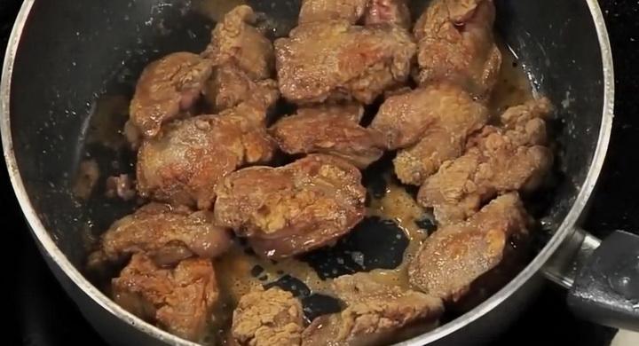 Куриная печень на сковороде