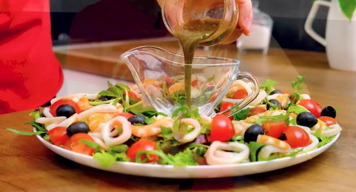 Салат с кальмарами и креветками
