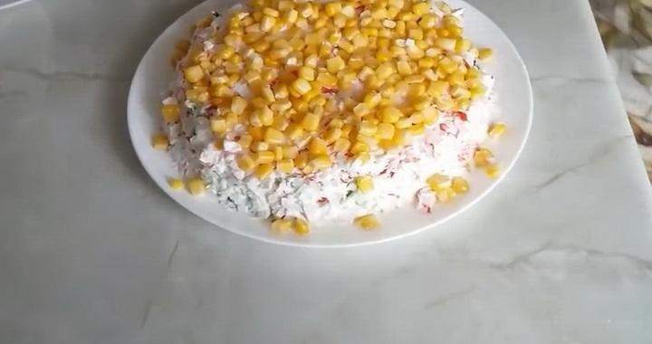 Салат с ветчиной и крабовыми палочками