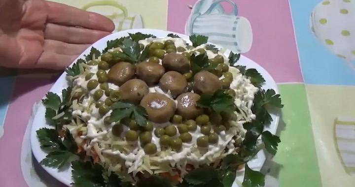 Салат с жареными шампиньонами и сыром