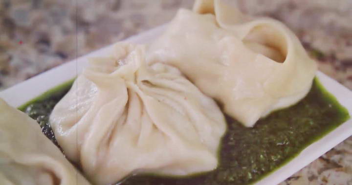 Манты из рыбы с соусом