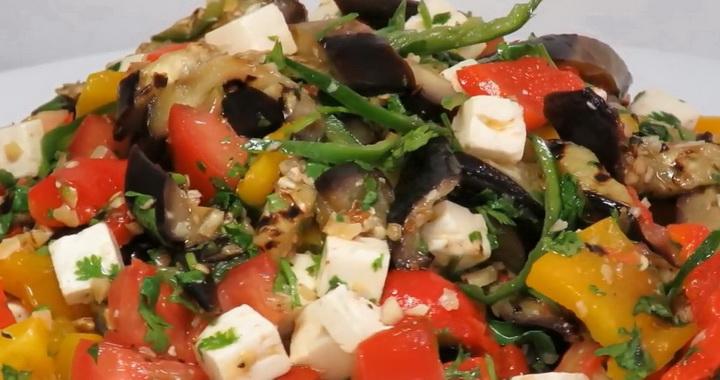 Салат с баклажанами, помидорами и перцем