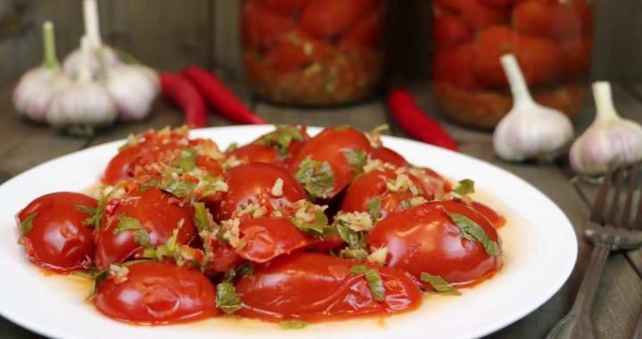 Маринованные помидоры с хреном и чесноком