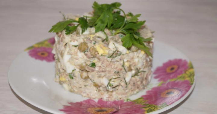 Сытный салат из консервированной сайры