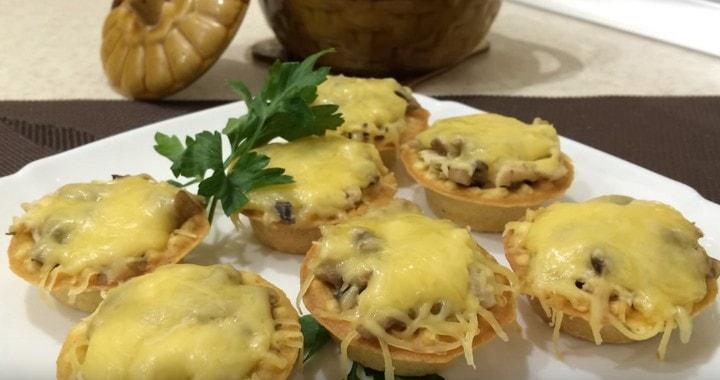 Жульен в тарталетках с грибами и курицей