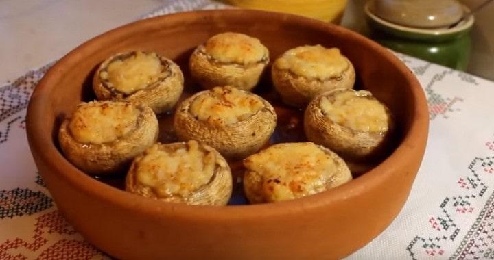 Запеченные фаршированные шампиньоны с сыром и чесноком