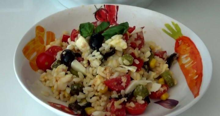 Летний салат с рисом и овощами