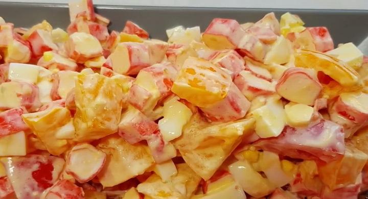 Салат с крабовыми палочками и помидорами