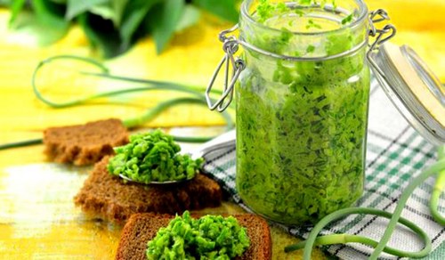 Паста из чесночных стрелок через мясорубку