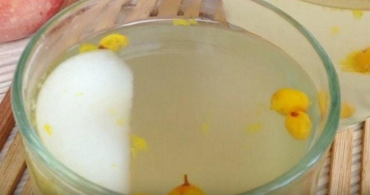 Полезный компот из облепихи и яблок