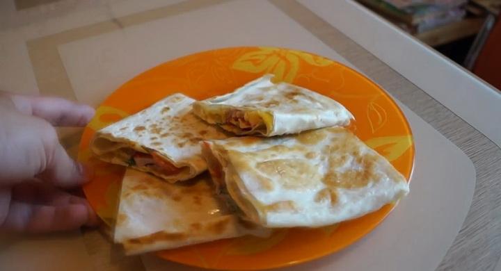 Бутерброды с яйцом, колбасой и сыром в лаваше