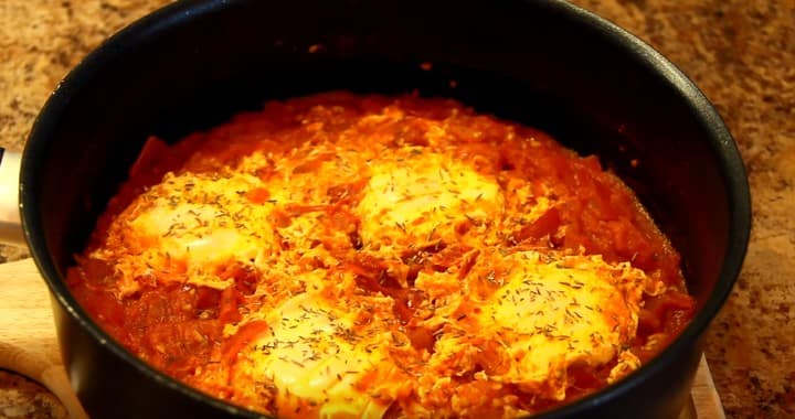 Шакшука - жареные помидоры с яйцами