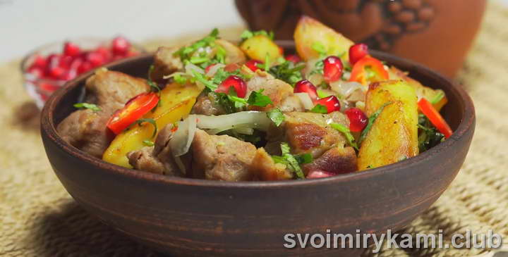 Свинина кусочками с картошкой на сковороде