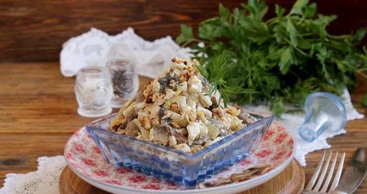 Салат с жареными грибами и кукурузой