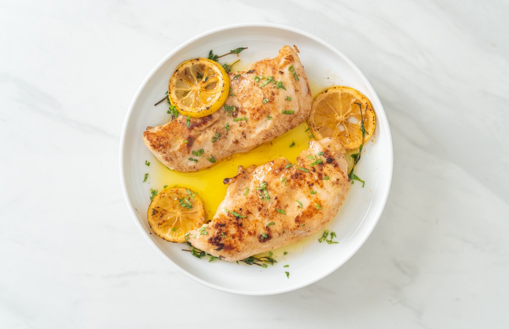 grilled-chicken-with-butter-lemon-garlic-white-plate (изготовленный на заказ).jpg grilled-chicken-with-butter-lemon-garlic-white-plate (изготовленный на заказ).jpg