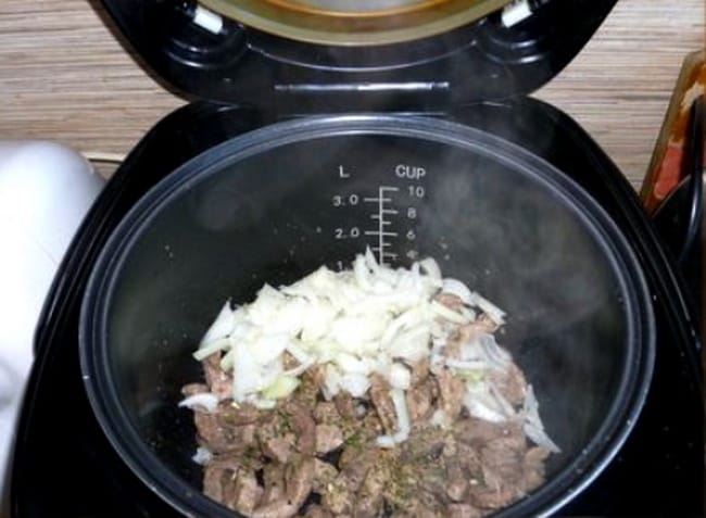 Приготовьте бефстроганов из свинины в мультиварке, быстро и вкусно.