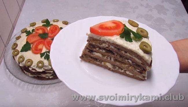 В начинку для такого закусочного блюда можно также добавить грибы.