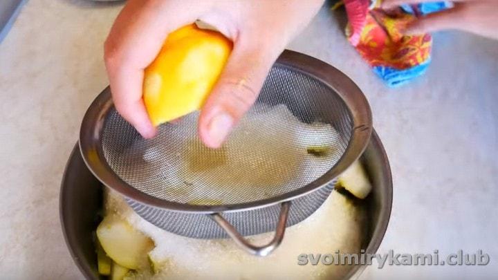 засыпаем груши в кастрюле сахаром, выдавливаем к ним сок половины лимона.