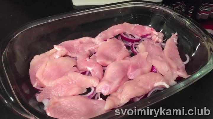 Кулинарной кистью смажьте растительным маслом форму