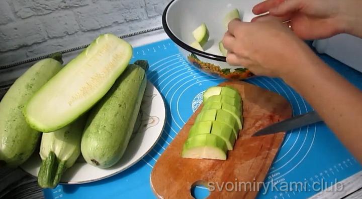 Нарежьте кабачки
