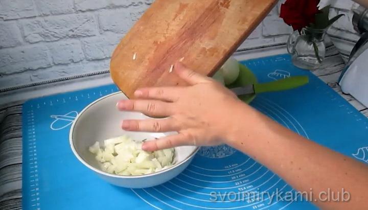 нарежьте лук