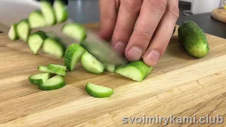 нарезаем огурец